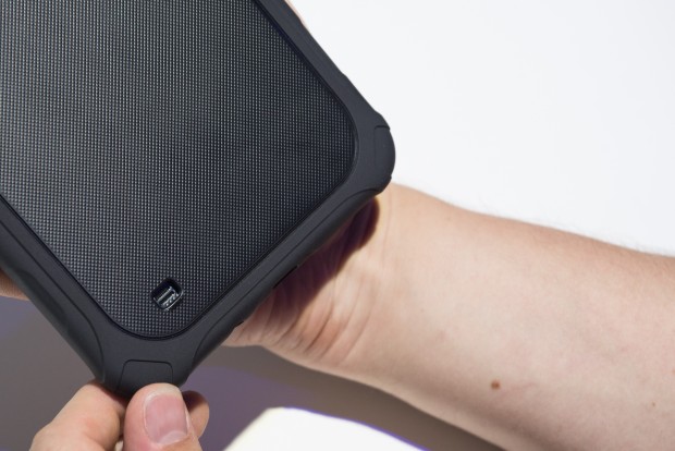 Der Sturzschutz wird über eine abnehmbare Hülle erreicht. (Bild: Fabian Hamacher/Golem.de)